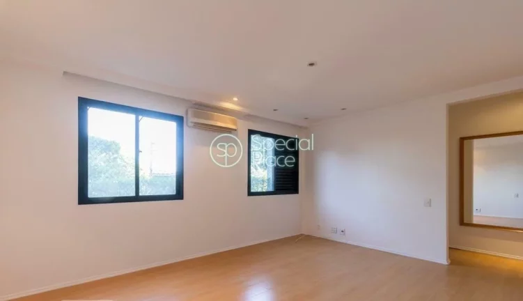 Imagem Amplo apartamento à venda com 3 quartos, sendo 3 suítes, e 4 banheiros no total. Este apartamento ...