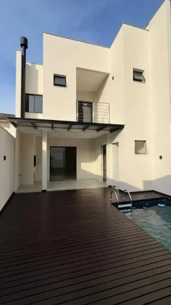 Imagem Casa Alto Padrão com 3 dormitórios sendo 1 suíte master e 2 vagas no América em Joinville/SC