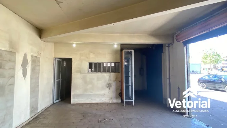 Imagem Ponto Comercial no Centro de Barreiras, formato retangular, frente ampla, 04 vagas de garagem frontal, 02 banheiros, depósito.