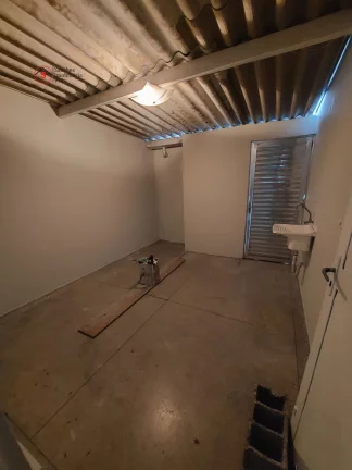 Imagem Salão comercial para alugar. Construido para ser uma igreja, com pulpito e amplo espaço para culto. Possui banheiros, copa, cozinha e escritórios.