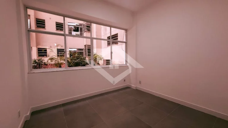 Imagem Apartamento de 4 Quartos Reformado no Posto 4 de Copacabana – Venda Direta!