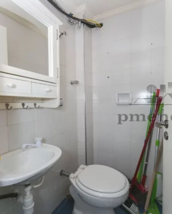 Imagem Apartamento com armários planejados, piso em parquet, living para 02 ambientes, banheiro, 02 dormit...