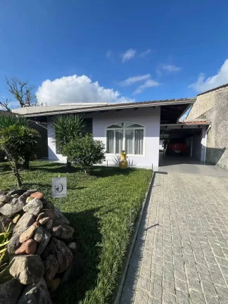 Imagem Casa com 3 dormitórios e 4 vagas sendo 2 cobertas - Floresta | Joinville/SC