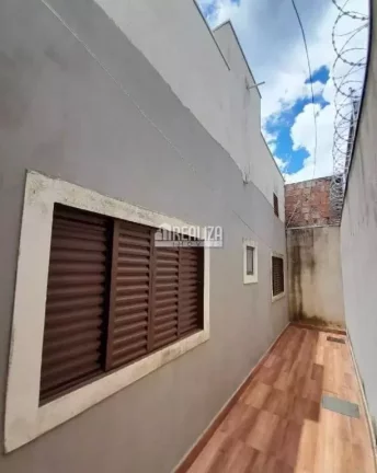 Imagem Casa à venda no Parque das Laranjeiras, Uberaba - 3 dormitórios, suíte, garagem e mais!
