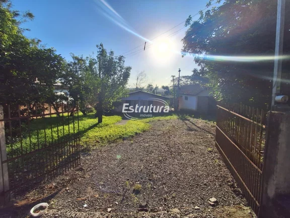 Seu Refúgio em Boca do Monte: Casa e Pátio Amplo em Local Tranquilo