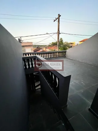 Imagem Vendo Oportunidade no em Interlagos região da cidade Dutra. Sobrado de 108m², imóvel com 2 Suítes, 1 com varanda, Cozinha ampla, Sala de estar, Sala de Jantar, Lavabo, Churrasqueira com cobertura Tetratil Zetaflex, quintal, 2 vagas de garagem cobertas com