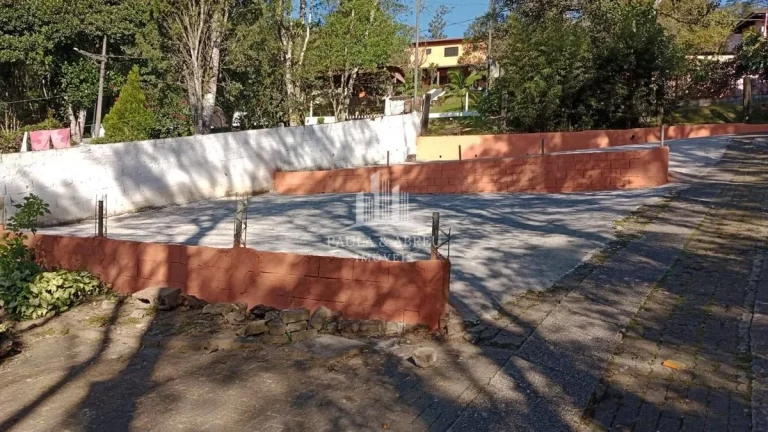 Imagem Chácara com 4 Quartos, 2 Banheiros, Área para Churrasco Grande, Piscina, Lago com Peixes, Estacionamento para 25 carros, Córrego nos fundos, espaço para fazer campo, no Rio Grande da Serra-SP