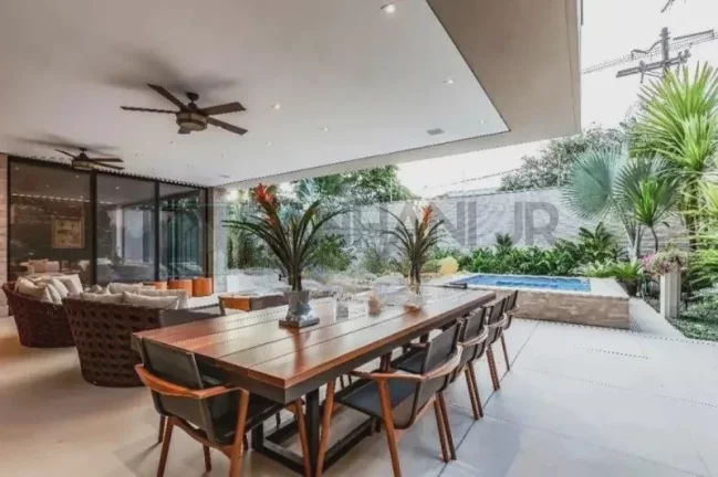 Imagem Descubra a verdadeira definição de luxo e sofisticação nesta deslumbrante casa no condomínio fechado do Jardim Europa. Com uma construção impecável de