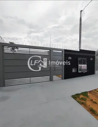 Casa à venda em Campo Grande-MS, no bairro Jardim Noroeste. Com 2 quartos, 1 suíte, sala, 2 vagas de garagem e 66,00 m² de área. Aproveite!