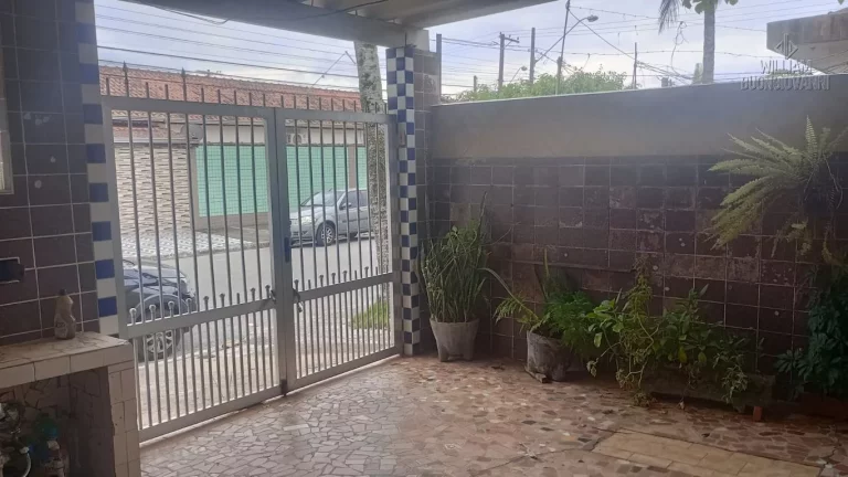 Imagem Casa em Praia Grande, na Vila Tupi, 2 dormitórios e área construída de 93,7 m².