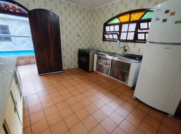 Imagem Casa com quartos + edícula e Piscina em Praia Grande