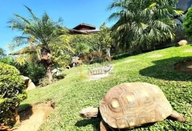 Imagem Casa de alto padrão com 178m² de área construída em terreno de 1.208m², localizada em condomín...