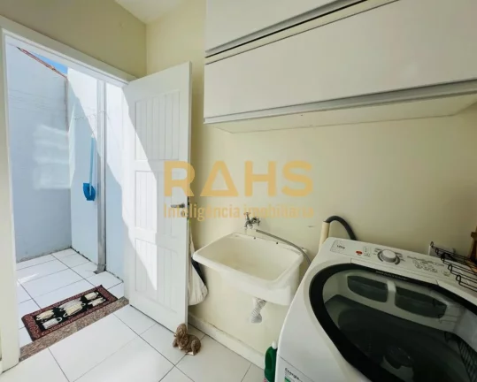 Imagem Sobrado Averbado, aceita financiamento, com 1 suíte e 3 quartos, 2 vagas de garagem à venda no bai...