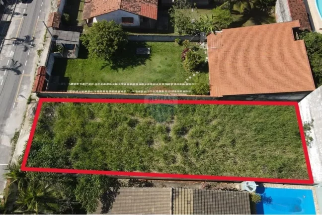 Imagem Terreno plano e murado perto da praia.
