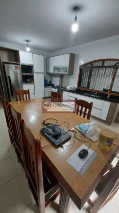 Imagem Alugo casa no Jardim Germania. Sobrado com 200m² de àrea util, 3 Dormitirios com planejados, sendo 2 Suítes, 2 salas, 6 banheiros, 2 vagas de garagem coberta, area de serviço com pia e churrasqueira, com àrea de serviço, Agende uma visita.