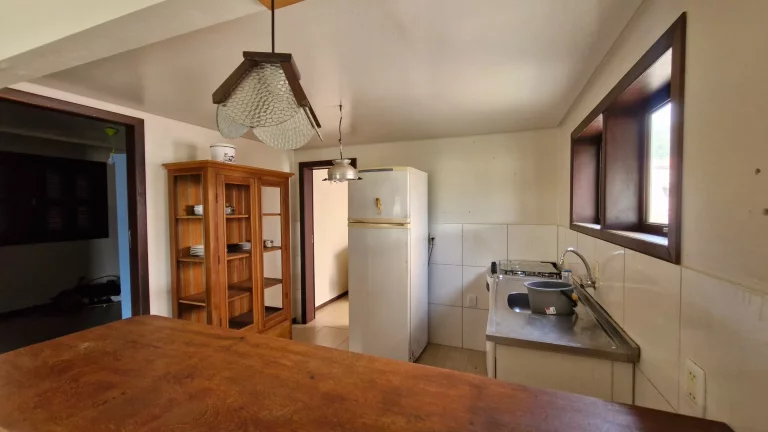 Imagem Duas casas à venda na Praia da Ferrugem, Garopaba. Vista para a lagoa, 260m² de terreno, documentação ok e ótima localização.