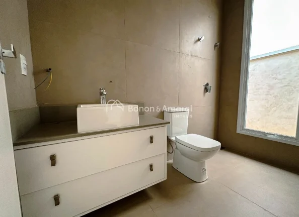 Imagem Casa de Alto Padrão com Projeto Contemporâneo e Acabamento Impecável

Esta casa de arquitetura co...