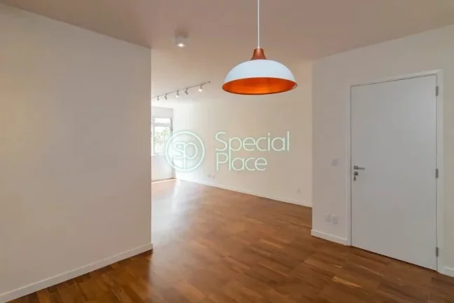 Imagem Apto com 129,23m² no Itaim Bibi Sala ampla para 2 ambientes com cozinha integrada e armários plane...