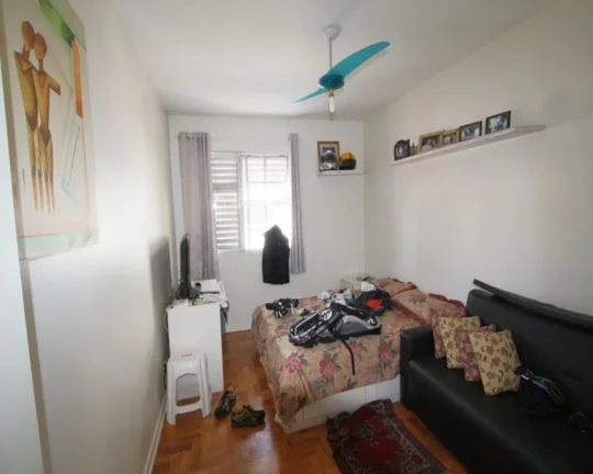 Imagem Amplo apartamento com piso de tacos, armários embutidos, living ampliado para 02 ambientes, 03 dorm...