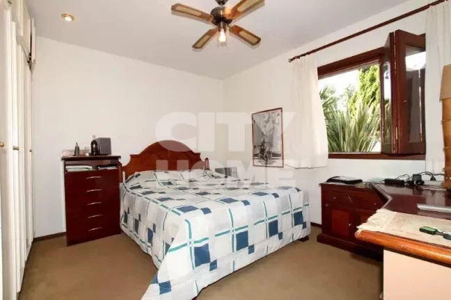 Imagem Casa em excelente localização no Jardim Guedala, direcionada para um lindo jardim com piscina em d...