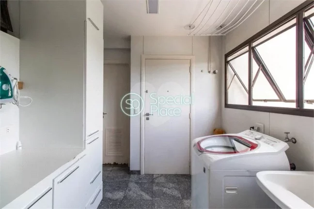 Imagem Localizado em Moema Índios, totalmente fora de rota, apartamento amplo. possui 172 metros, living c...