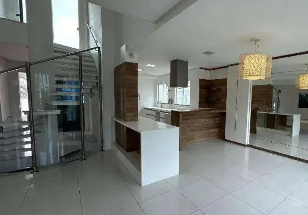 Imagem Casa de Alto Padrão em Jurerê Internacional a Poucos Minutos da Praia