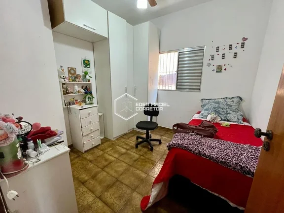 Imagem Esta excelente casa está situada a apenas 5 minutos da orla de Caraguatatuba, no bairro Poiares, um...