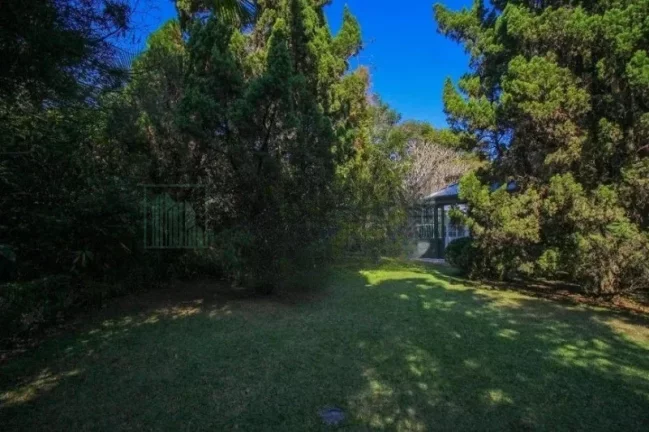 Imagem Luxuosa casa de alto padrão de 4 suítes no Jardim América: 6 salas, 8 banheiros, 12 vagas de garagem e 1.029m² de área em SP.