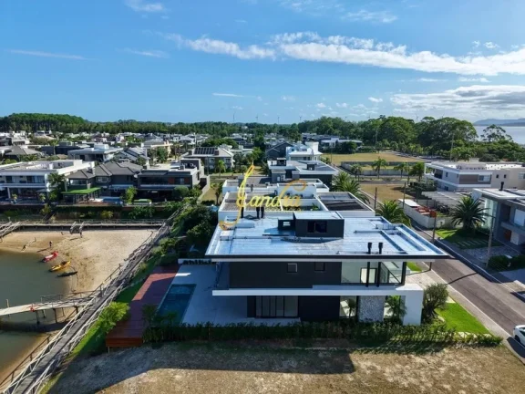 Imagem Sobrado em condomínio fechado com 05 suites beira Marina