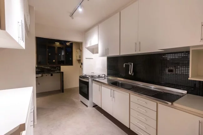 Apartamento reformado à venda na Vila Olímpia.