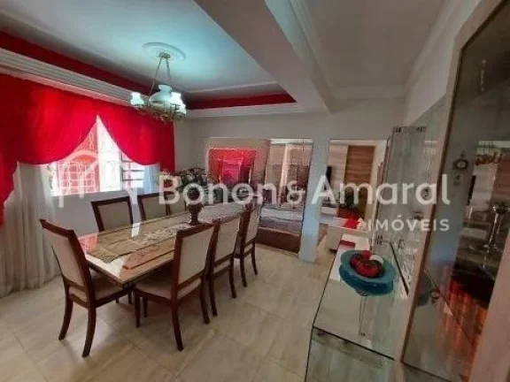 Imagem Casa ampla, arejada com bom acabamento. A residência de 5 andares possui 3 suítes sendo 1 suíte m...