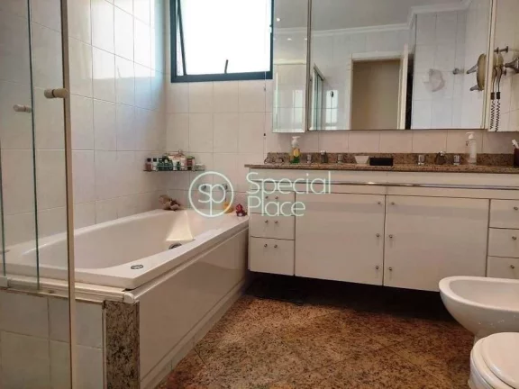 Imagem Apartamento com 180m² em Moema Pássaros. Living integrado à varanda envidraçada, sala de almoço...