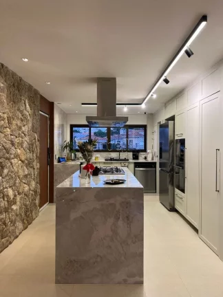 Imagem Apartamento com 190 M² com 3 dormitórios sendo os 3 suítes, 2 banheiros, sala, cozinha, varanda, ...