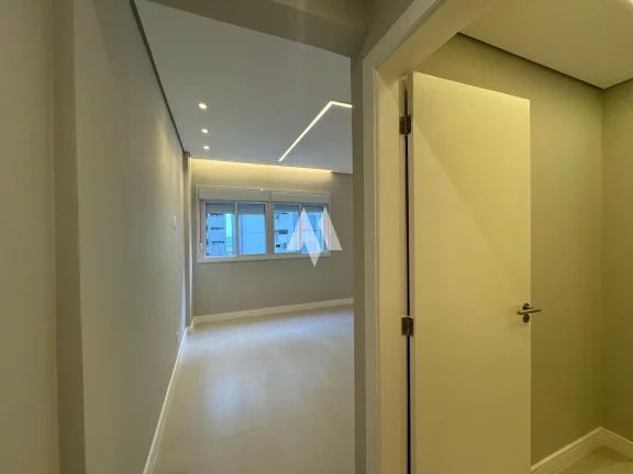 Imagem Apartamento reformado à venda com 3 suítes, na quadra da praia no bairro do Gonzaga em Santos/SP