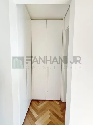 Imagem Luxuoso apartamento de 3 suítes no coração do Jardim Paulista, São Paulo - 226m², 3 salas, 5 banheiros e 4 vagas de garagem.