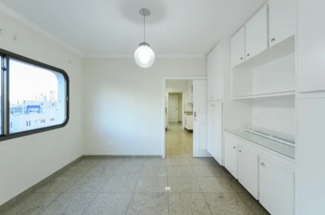 Imagem Apartamento 301M², 4Q, 4 Suítes, 4 Banheiros, 4 Vagas, Lavabo, Varanda, Academia, Piscina, Salão de Festas e Jogos, Playground, Banheira, Split.