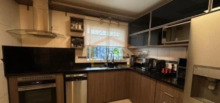 Imagem Sobrado com ambientes amplos e bem distribuídos, oferecendo conforto e acabamentos de alto padrão....