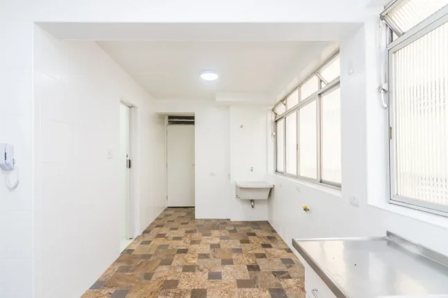 Imagem Apartamento 145M² Reformado, 3Q, 1 Suíte, 2 Banheiros, 1 Vaga, Sol da Manhã, Portaria 24h, Playground.