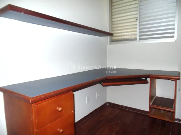Imagem Reformado, amplo, 3 quartos, sendo 1 suíte, 2 com armários e 1 com bancada para estudo/escritório...