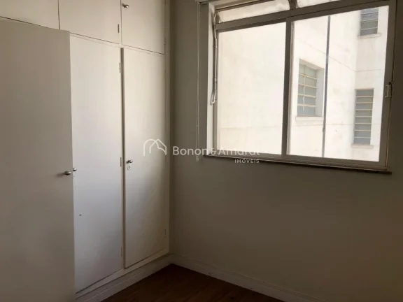 Imagem Oportunidade no Edifício Cristina, no Centro de Campinas. Este amplo apartamento totalmente reforma...