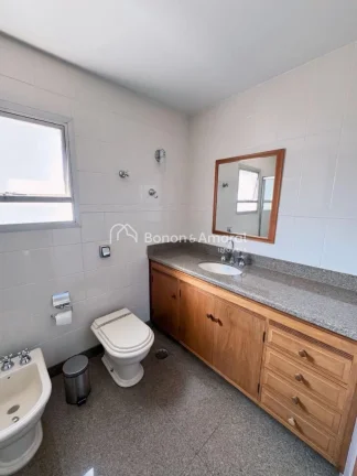 Imagem Um apartamento impecável, espaçoso e cheio de luz natural, localizado em uma das regiões mais des...