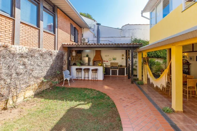 Imagem Casa à venda em Alto de Pinheiros, na tranquila Rua Bernarda Luís, 68, endereço desejado, arboriz...