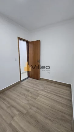 Imagem Destaques do imóvel:

-  03 dormitórios amplos (sendo 01 suíte)

-  Sala de estar com sanca em LE...