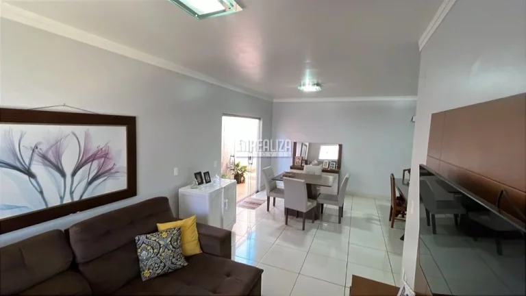 Imagem Casa padrão com 3 dormitórios e piscina climatizada no Parque das Américas