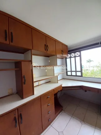 Imagem Localizada no sofisticado Residencial Parque dos Ipês, esta casa impressiona pelo espaço generoso ...