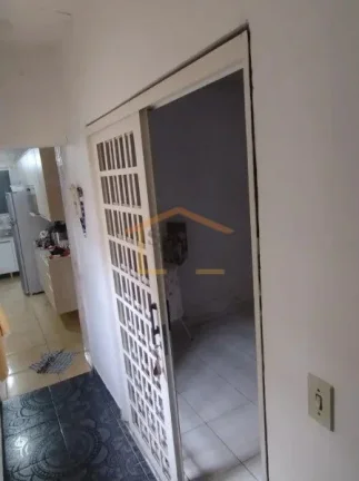 Imagem Imóvel com 2 casas antigas:
a primeira com 3 dormitórios, sala, cozinha ampla, 2 banheiros e vaga ...