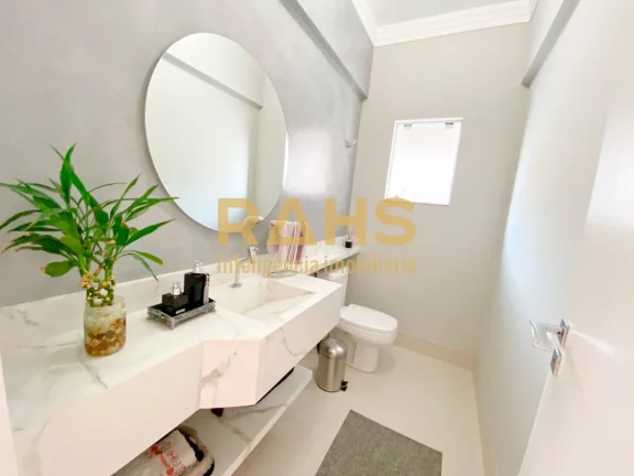 Imagem Lindo sobrado averbado, mobiliado com muito requinte e bom gosto! Em ótima localização, entre o N...