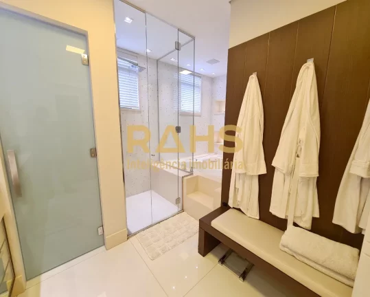 Imagem O Apartamento é composto por: Suíte master com 40,84m² contendo amplo closet e banheira. Aquecime...