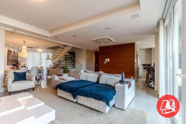 Imagem Sobrado de 454,00 m², 3 suítes,4 vagas e piscina.