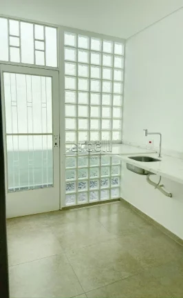 Imagem Casa comercial bem ampla com 250 M² com 5 salas, 3 lavabos, cozinha, 4 vagas de garagem, quintal e ...